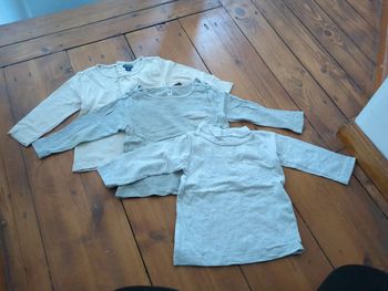 Lot t-shirt gris beige manches longues fille 12 mois poche noeud col roulé