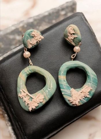 Boucles d'oreilles pendante pâte polymere verte et blanche