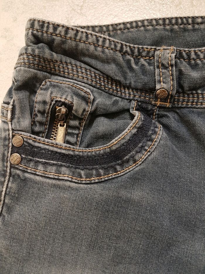 Vend short en jeans brodé - photo numéro 4