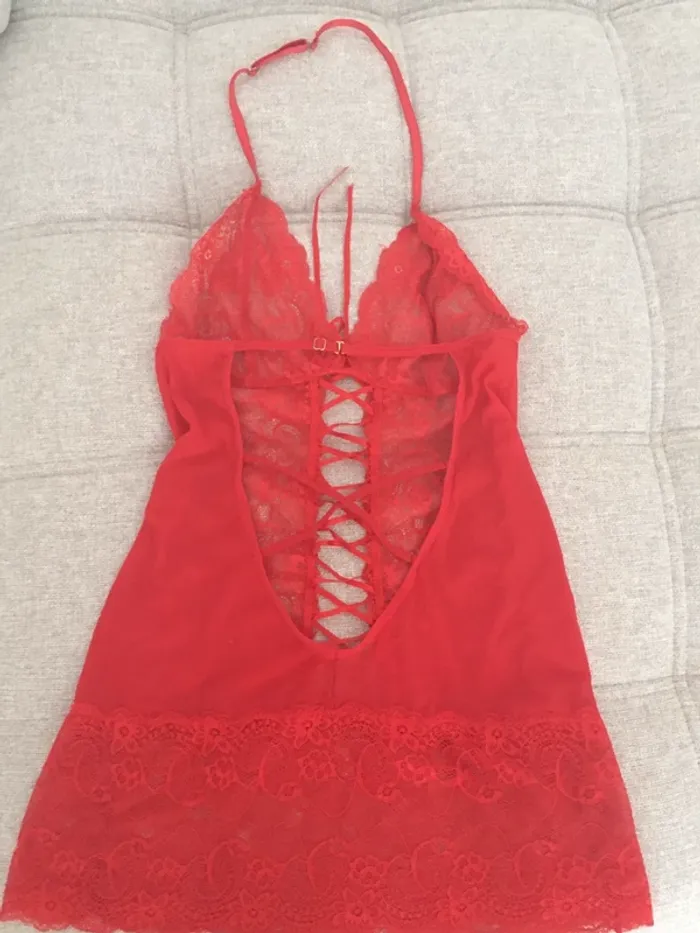 Nuisette courte rouge dentelle voile et dos nu - photo numéro 2