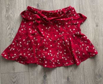 Jupe short fleurie rouge avec ceinture à nouer
