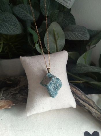 Collier pendentif pierre d'apatite brute