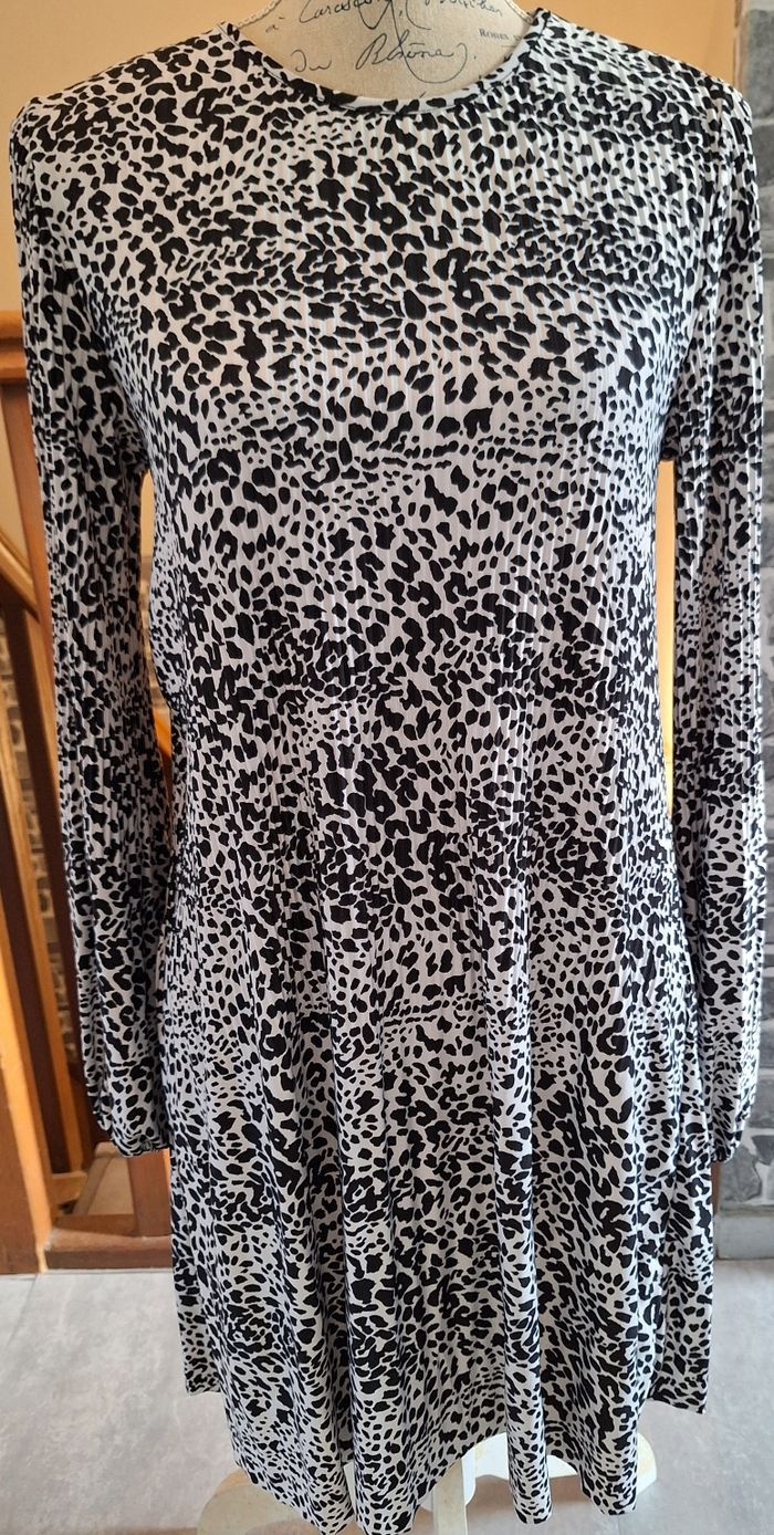 Robe fluide plissée blanche et noire