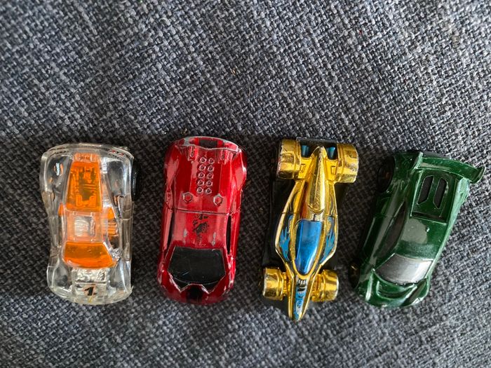 4 petites voitures hot wheels - photo numéro 2