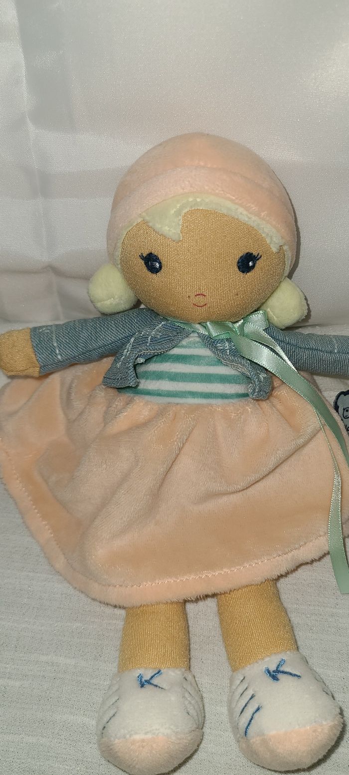 Peluche poupée KALOO fille Chloé robe beige veste jean
