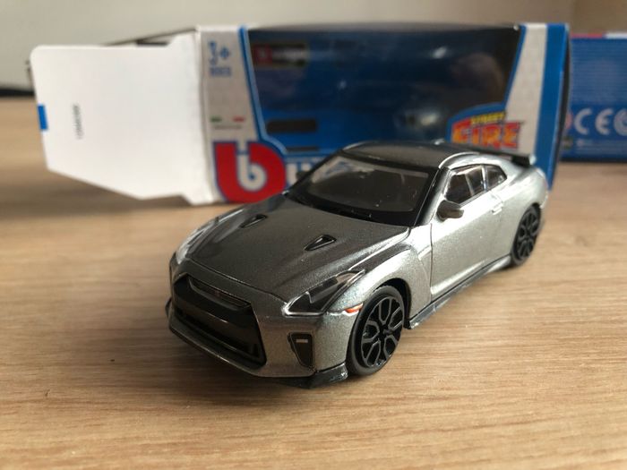 Miniature burago Nissan GT-R 1/43