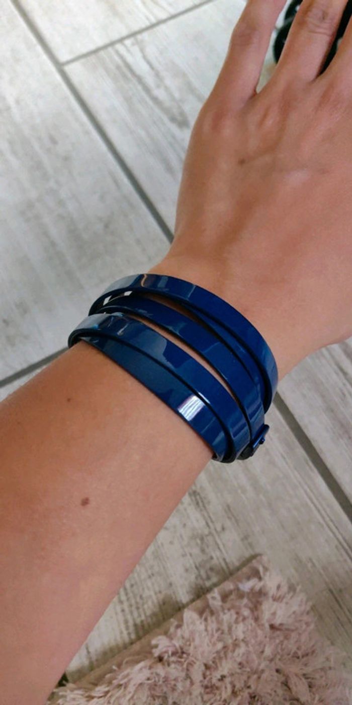 Bracelet swatch bleu marine et ses attaches
