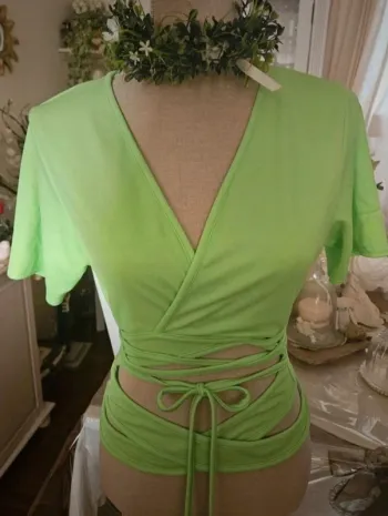 Haut vert cache coeur  à cordons PrettylittleThing Taille 46 (plutôt un 40/42) Neuf