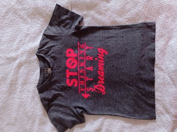 Pull manche courte couleur gris avec motif dessus fluo voir photos taille 6 ans marque tape à l'oeil 116 cm