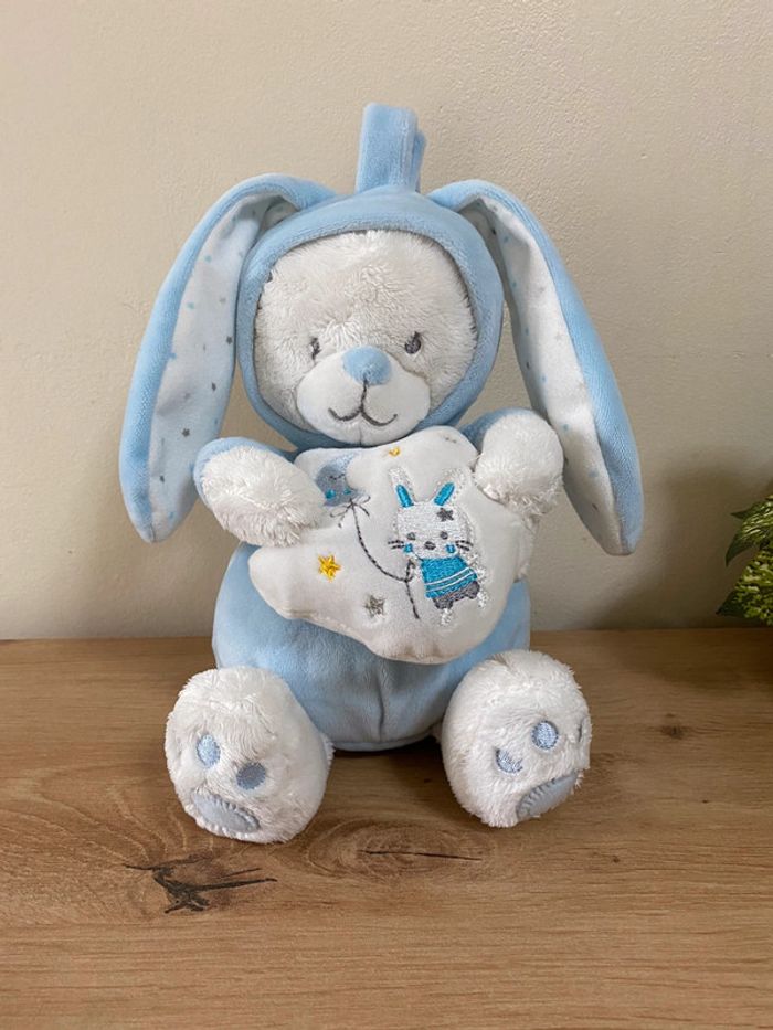 Doudou peluche ours déguisé en lapin bleu blanc étoiles musical max et sax