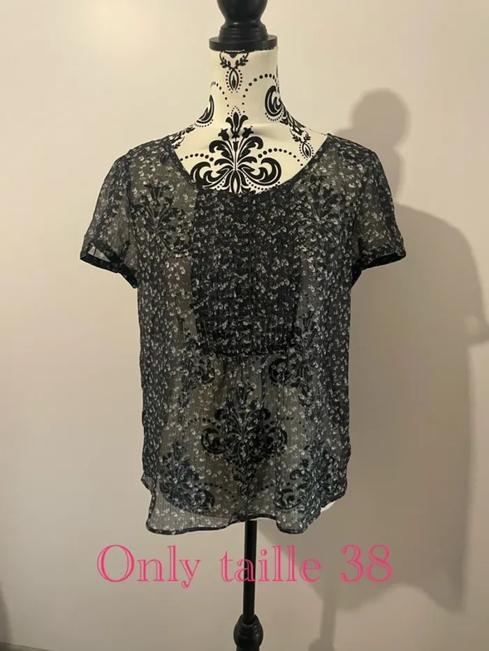 Blouse voile manche courte bouton devant froncé bleu marine motif fleur multicolore Only taille 38