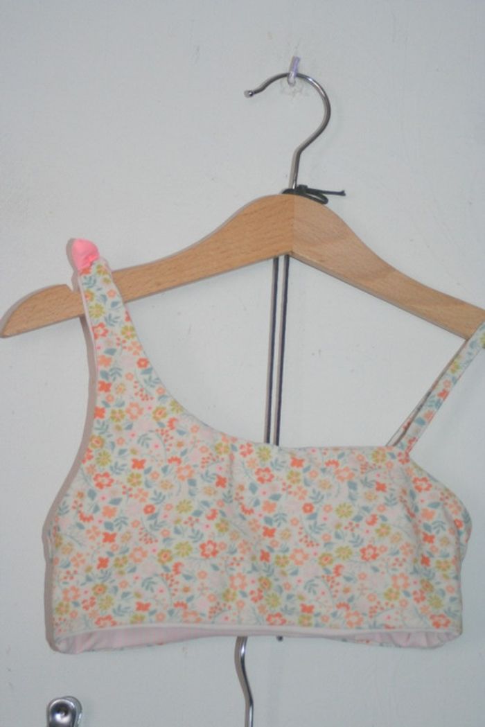 Maillot de bain fleuri doit correspondre à un 4/5 ans - photo numéro 3