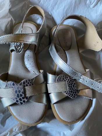 Sandales dorées neuves 30