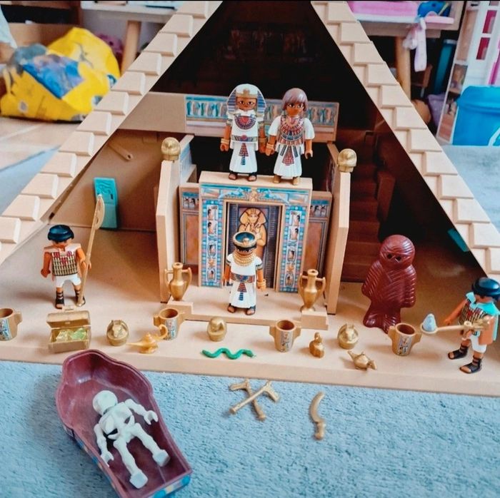 Pyramide et son sphinx