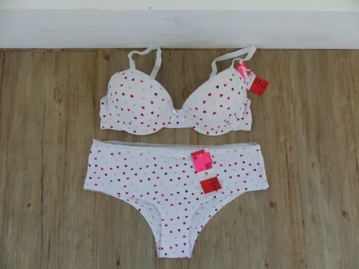 ensemble sous vetement 'soutien gorge en 95C et culotte en M)