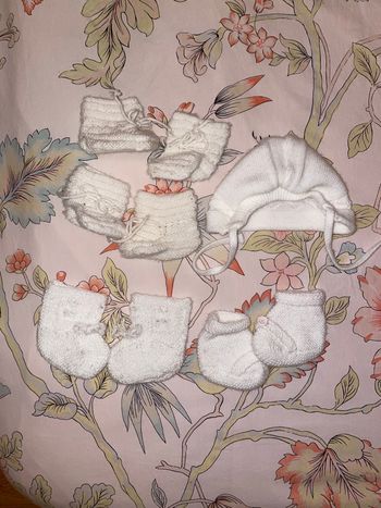 Chaussettes et bonnet nouveau né(e)
