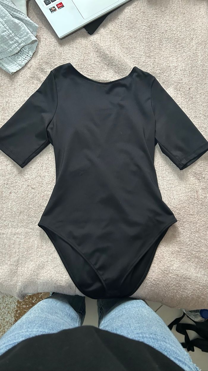 top dos nu noir avec nœuds à paillettes