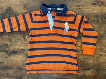 Polo à rayures oranges et bleues