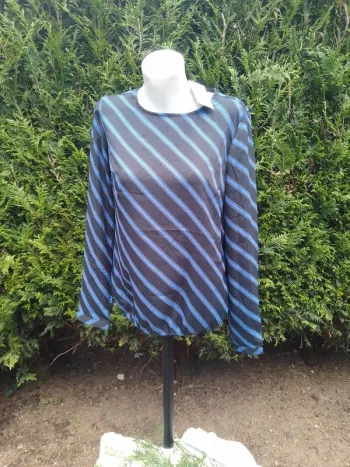 Blouse manche longue avec boutons aux poignets taille M mohito