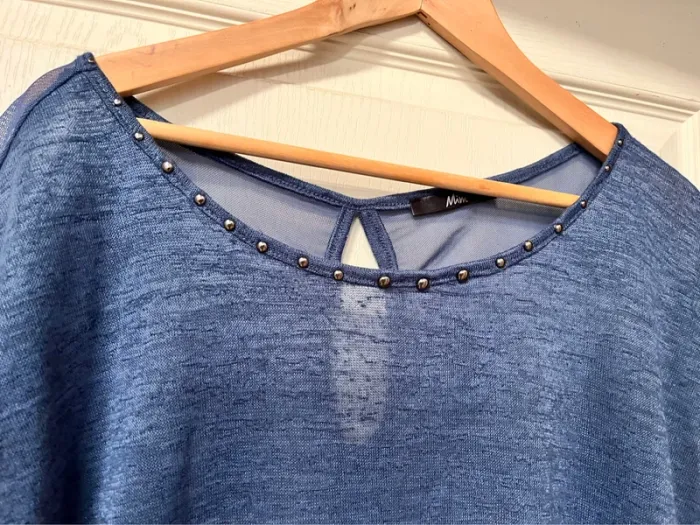 Très joli top bleu surligné au col avec clou argenté / Mims / - photo numéro 5