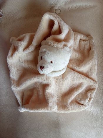 Doudou ours crème écru blanc-cassé plat carré d'occasion plus d'étiquette  ourson RARE vintage   tête blanche avec bonnet de nuit terminé par un noeud tissu velours Sevintage ancien