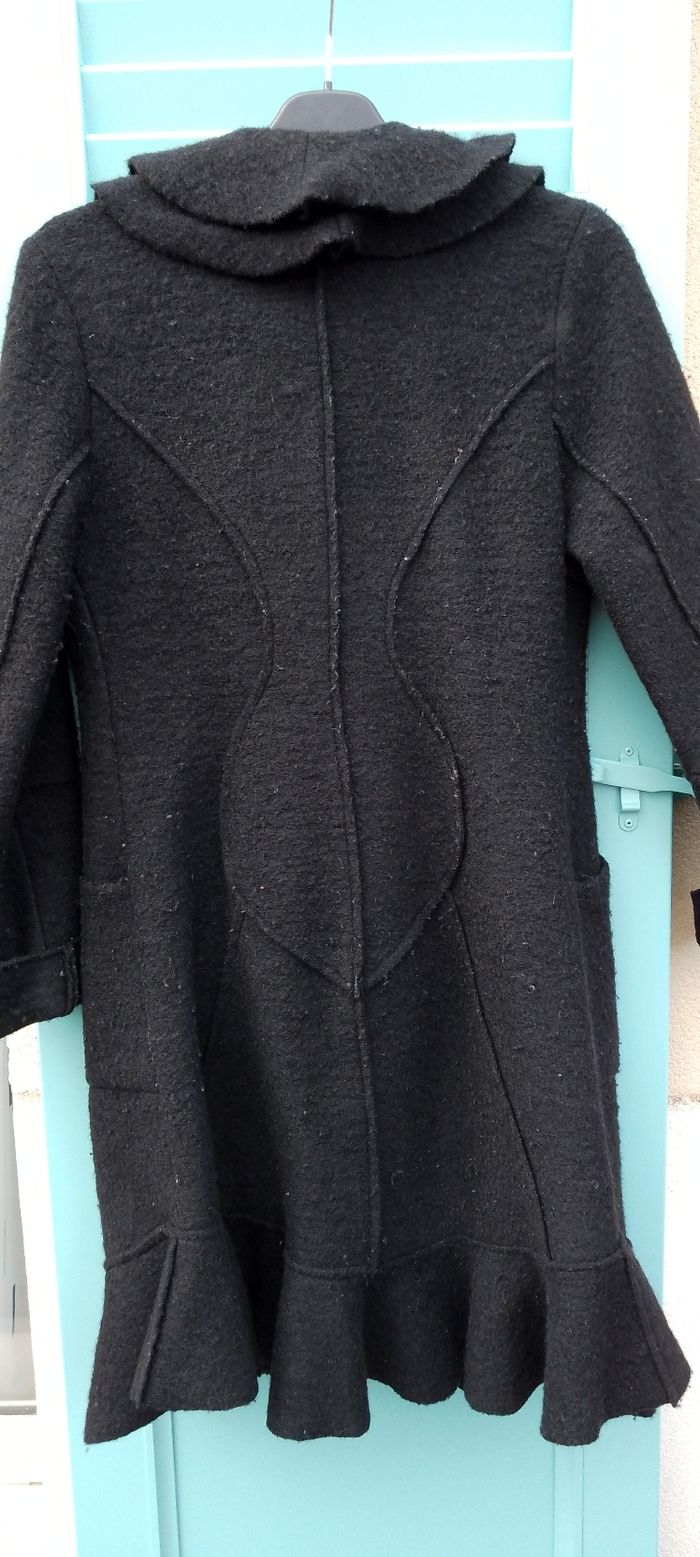 Joli manteau exxe paris en lainage. Avec des volants au col et en bas . Poches  . Bien chaud .3 boutons devant. 70 % de laine taille 40 - photo numéro 3