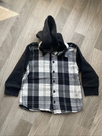 Chemise noire et blanche