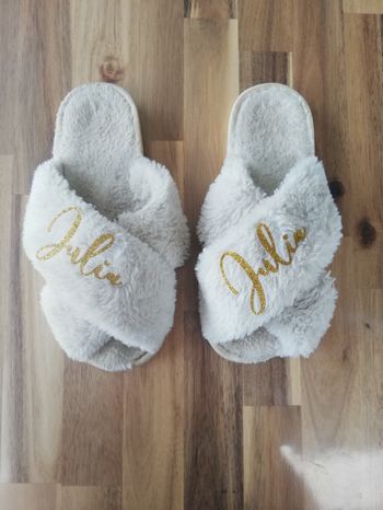 Chaussons beige avec écriture dorée Julia