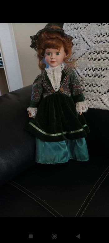 Poupée en porcelaine vintage