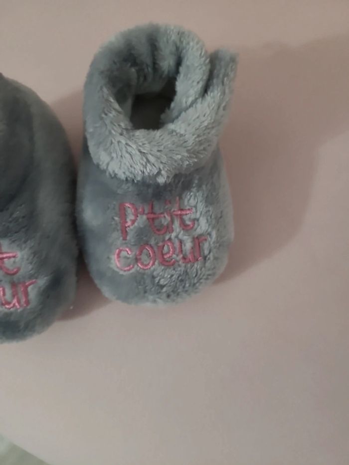 Chaussons gris et roses en doudou - photo numéro 4