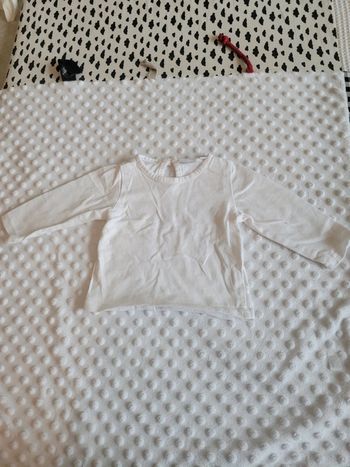T-shirt manches longues 6 mois – Blanc avec bouton fleur au dos – Look délicat et mixte
