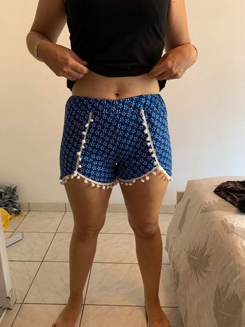 short à pompons bleu roi et fleurs blanches