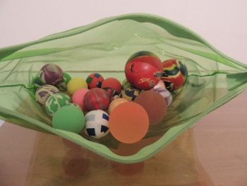 Lot de petites balles rebondissantes