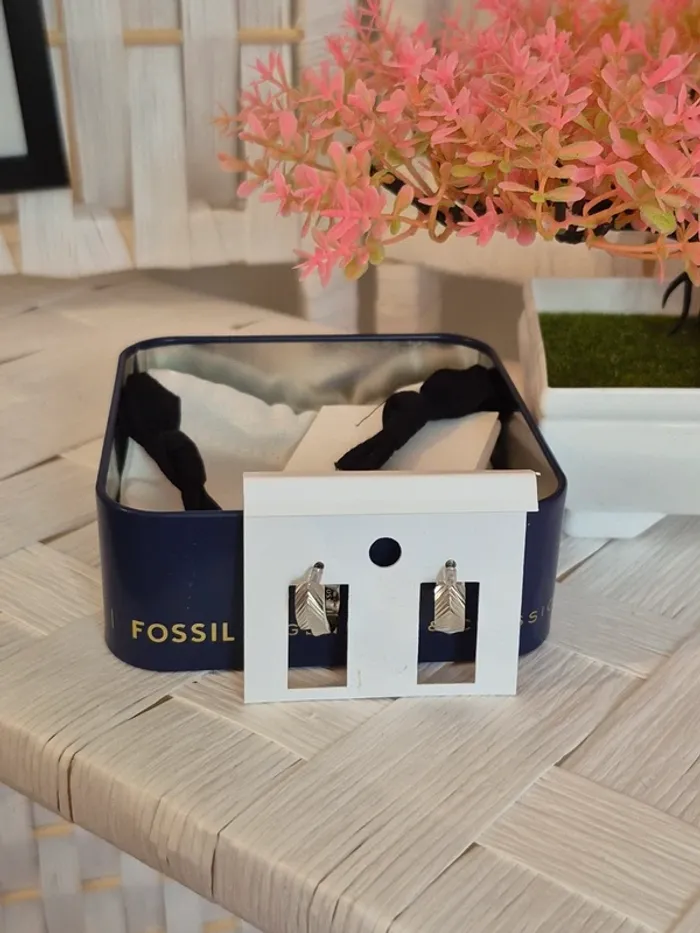 💕Jolie Boucles d'oreilles créoles femme Fossil - Design chevrons argenté 💕 - photo numéro 2