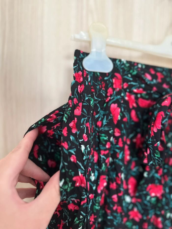 Short fleurie taille haute avec ceinture noir rouge taille M ZARA - photo numéro 4