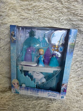 Poupee figurine disney princesse little kingdom le château de Elsa disneyland paris - disney store - hasbro