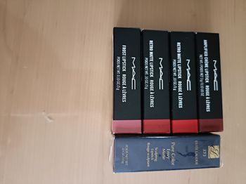 LOT DE 4 ROUGE A LEVRES MAC + UN ESTEE LAUDER SOIT 5 ROUGE A LEVRES