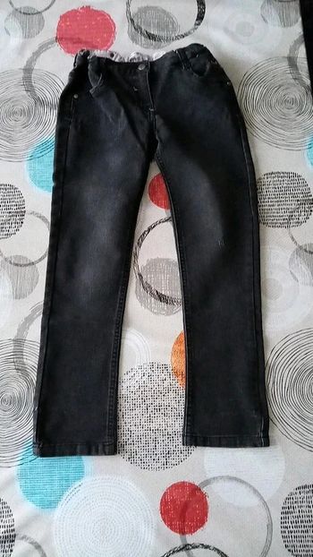 Jean fille NAF NAF taille 9-10 ans en bon état.
