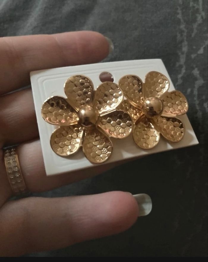 Boucles d’oreilles NEUVES avec étiquette pour femme en forme de fleurs 🌼. - photo numéro 4