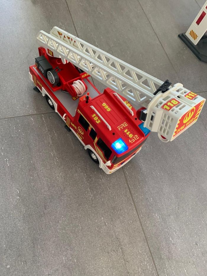 Playmobil camion de pompier avec son pompier