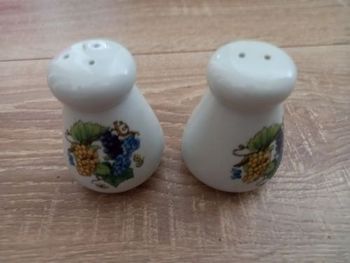 Salière et Poivrière en faience blanche sans marque