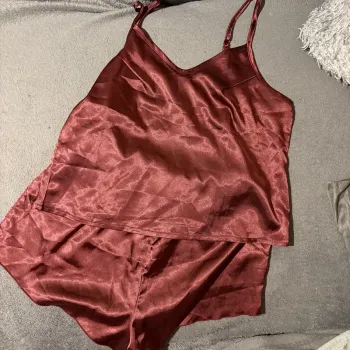 Pyjama satinée Shein • Bordeaux • 38 🌿