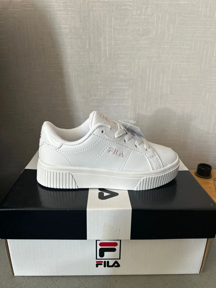 Baskets fila blanches vernies 28