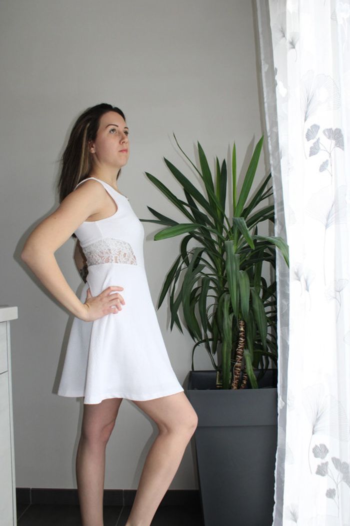 Jolie robe blanche avec dentelle taille M/38 - photo numéro 3