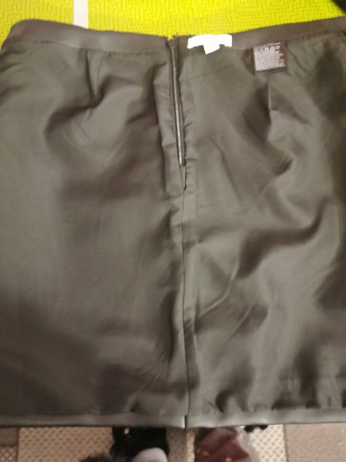 Jupe courte (un peu au dessus du genou 41 cm) noire - photo numéro 3