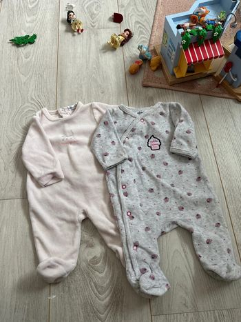 Lot de deux pyjamas une pièce taille 1 mois