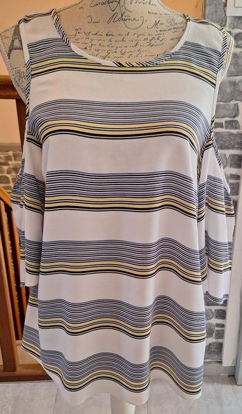 Blouse fluide avec les épaules dénudées blanche rayée bleu, noir et jaune