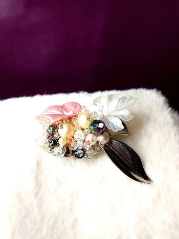 Magnifique broche vintage en plastique, avec perles