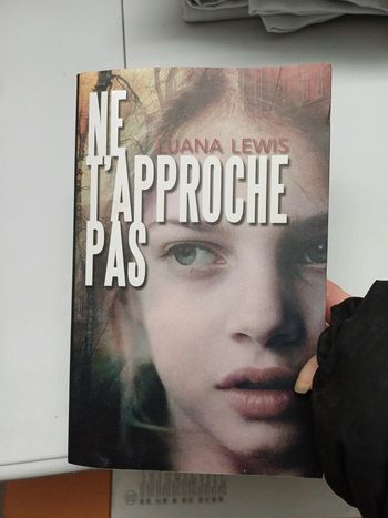 Livre ne t approche pas de luana lewis comme neuf