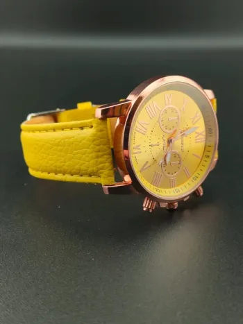 Montre femme jaune, style classique vintage